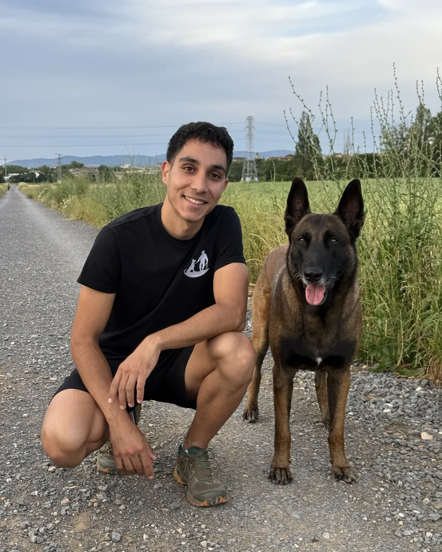 Álvaro López, adiestrador canino en Vitoria-Gasteiz, con su perro Dante en un camino de Vitoria