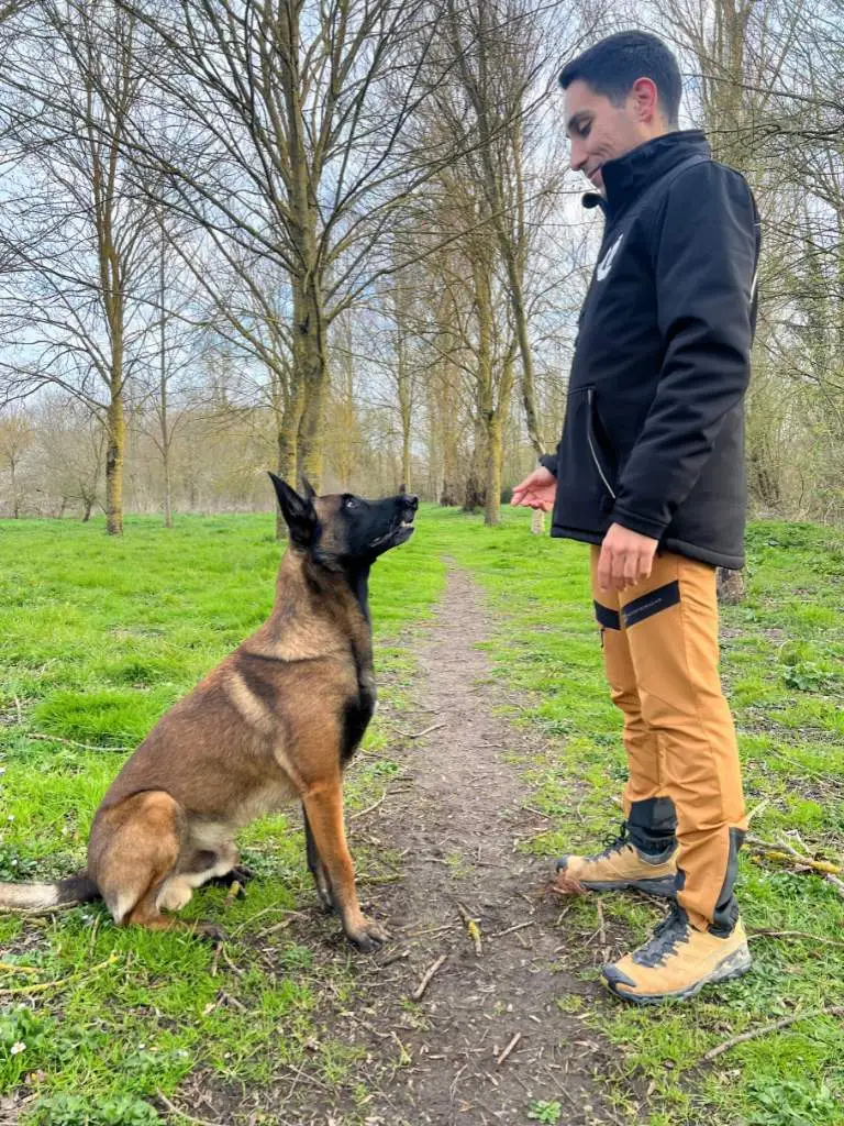 Álvaro López, adiestrador canino en Vitoria-Gasteiz, con su perro Dante